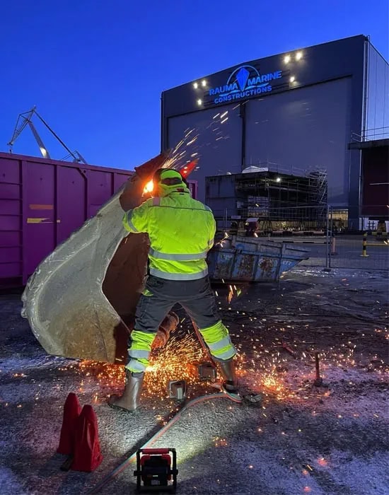 JIS Yhtiöt tekee kauhojen, lavojen ja muiden työkoneiden osien korjaushitsauksia.